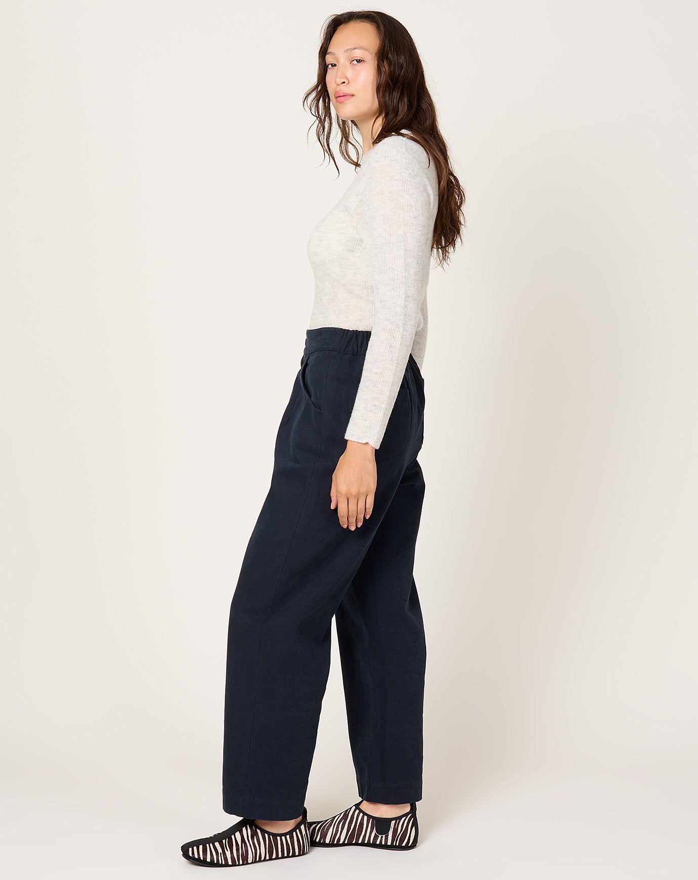 7115 by Szeki Curve Leg Trouser in Navy Black