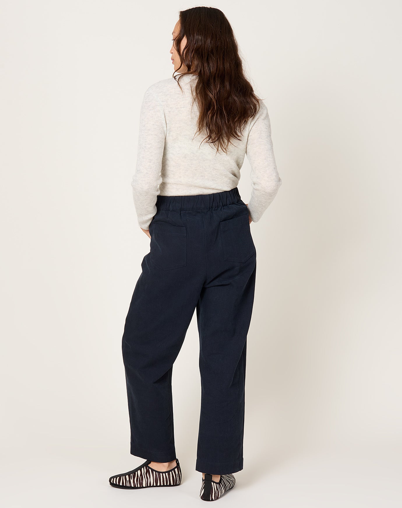 7115 by Szeki Curve Leg Trouser in Navy Black