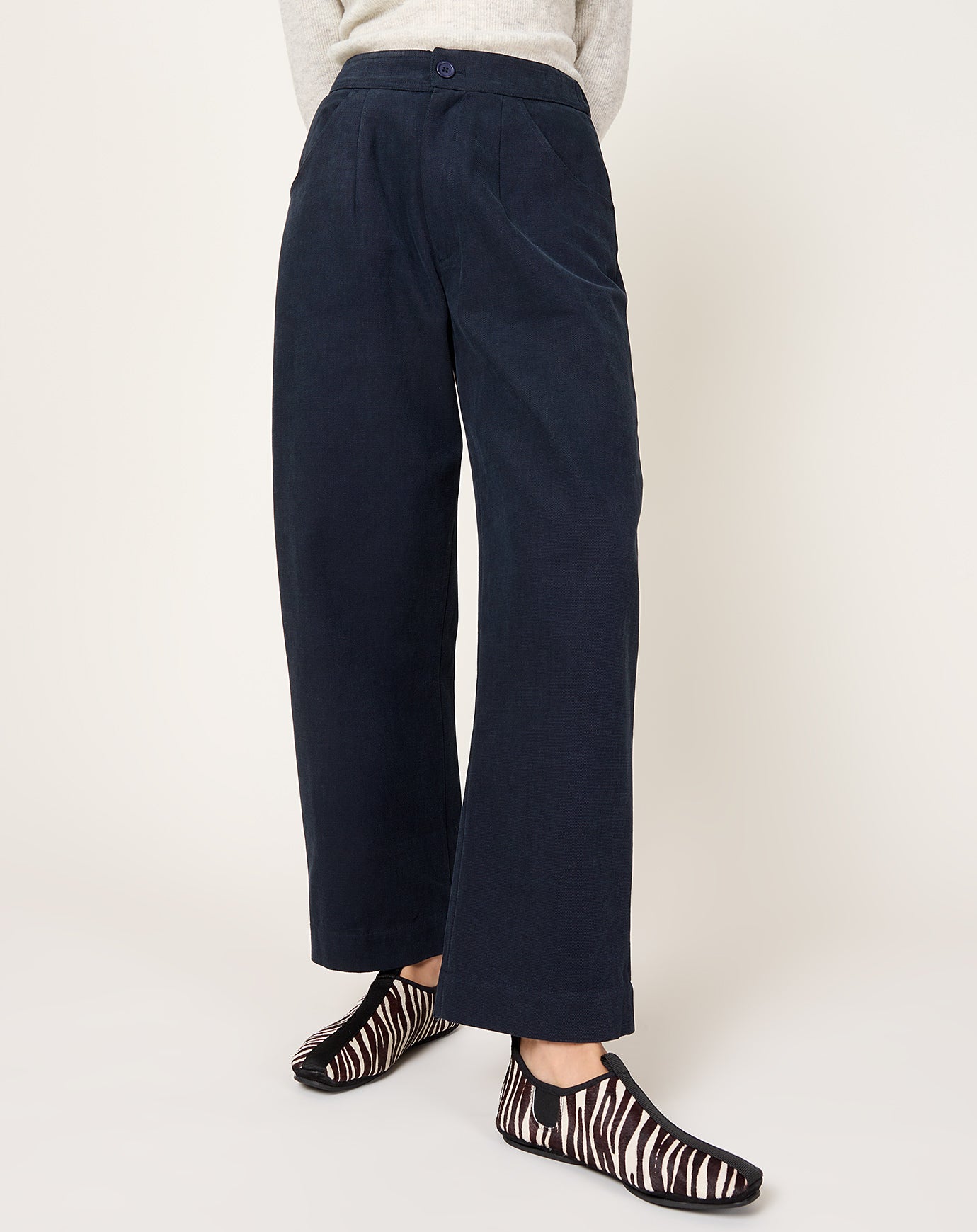 7115 by Szeki Curve Leg Trouser in Navy Black