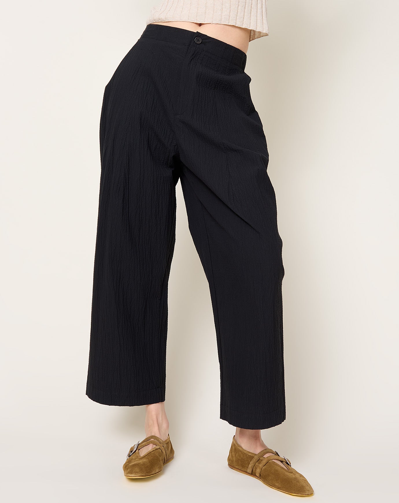 7115 by Szeki Pleated Trouser in Textured Black