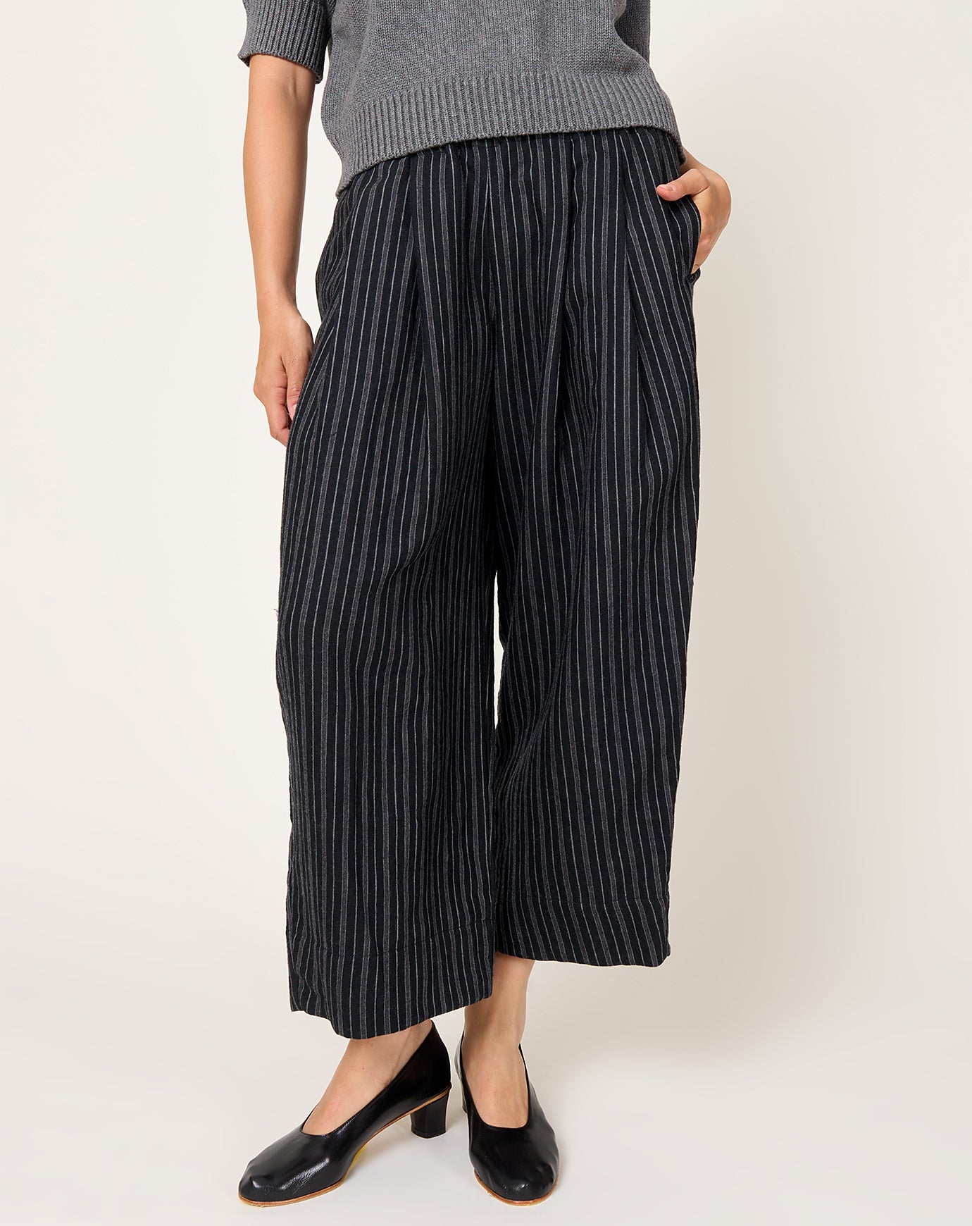apuntob Pleated Wool Linen Trouser in Nero Stripe