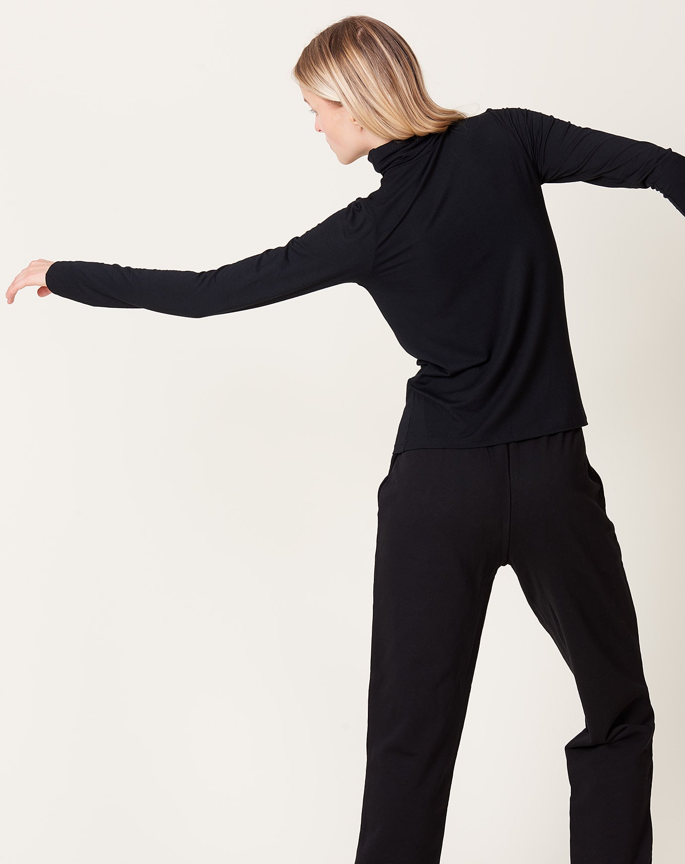 Baserange Turtle Neck in Black