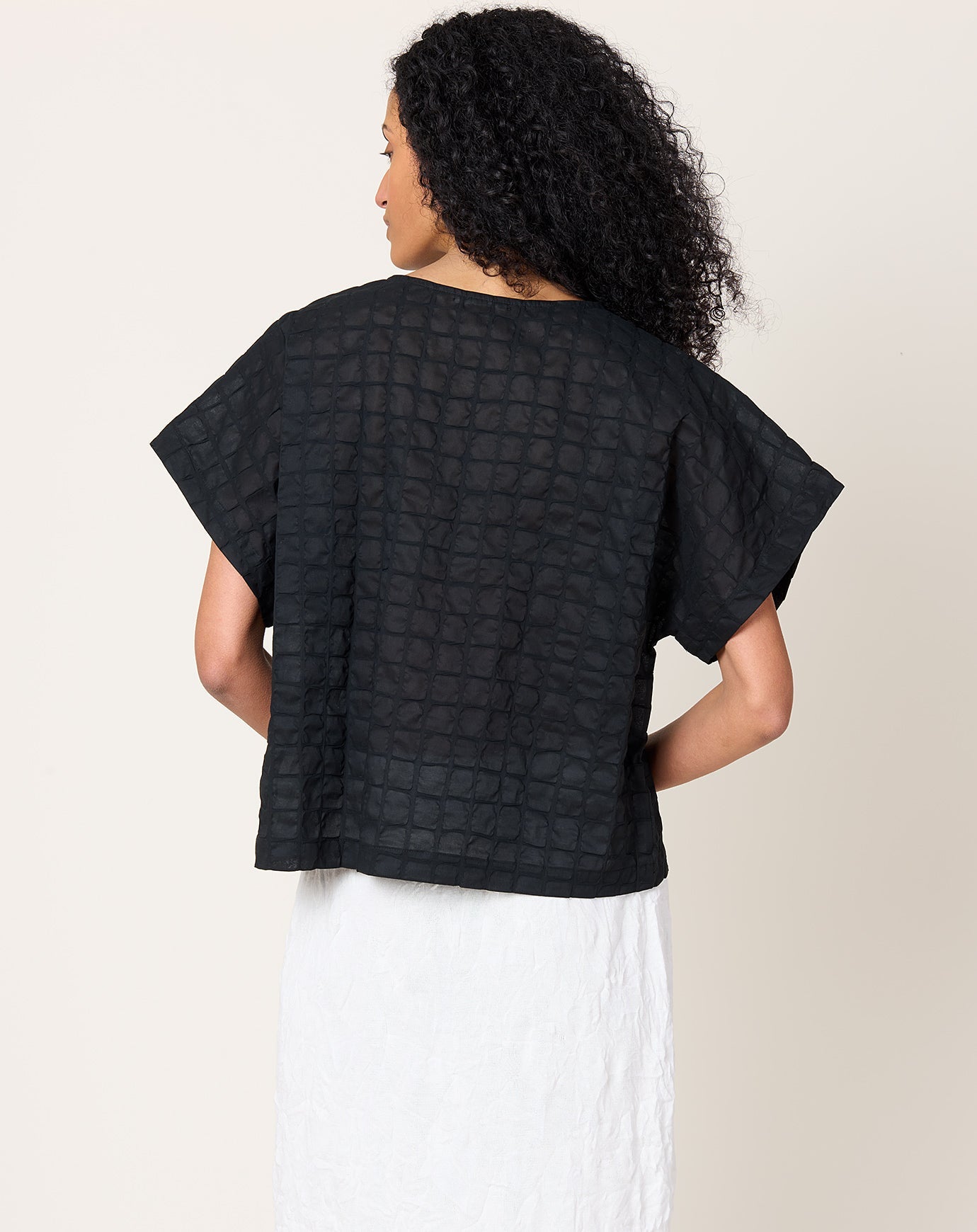 Black Crane Ripple Finish Top in Black