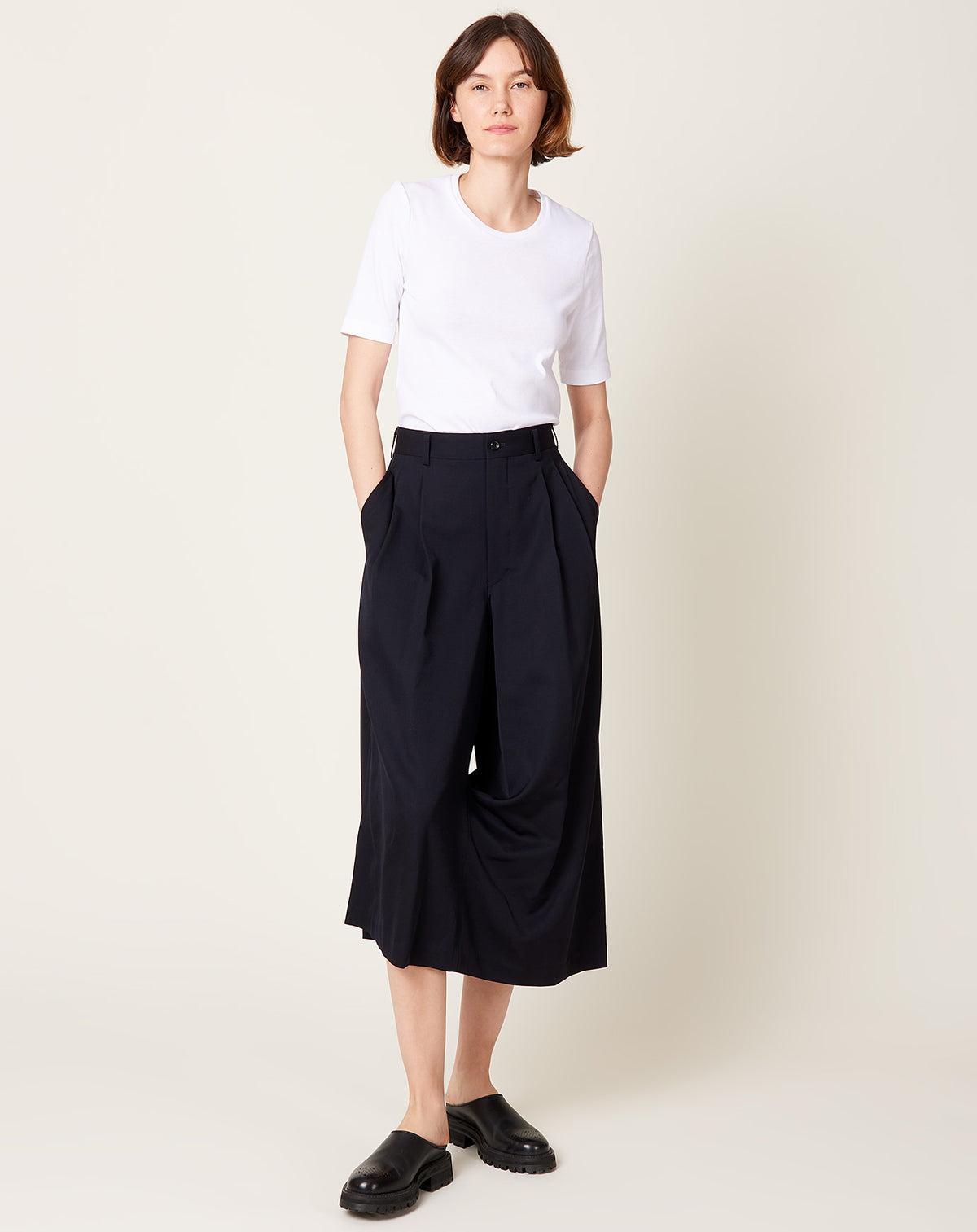 Wool Gabardine Curved Leg Cropped Pants in Navy | Comme des 