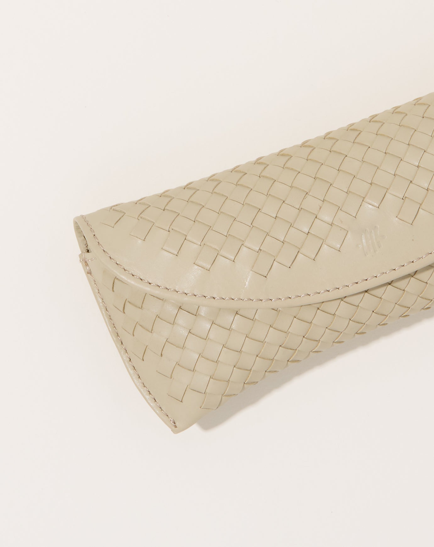 Dragon Diffusion Eyeglass Holder in Pearl
