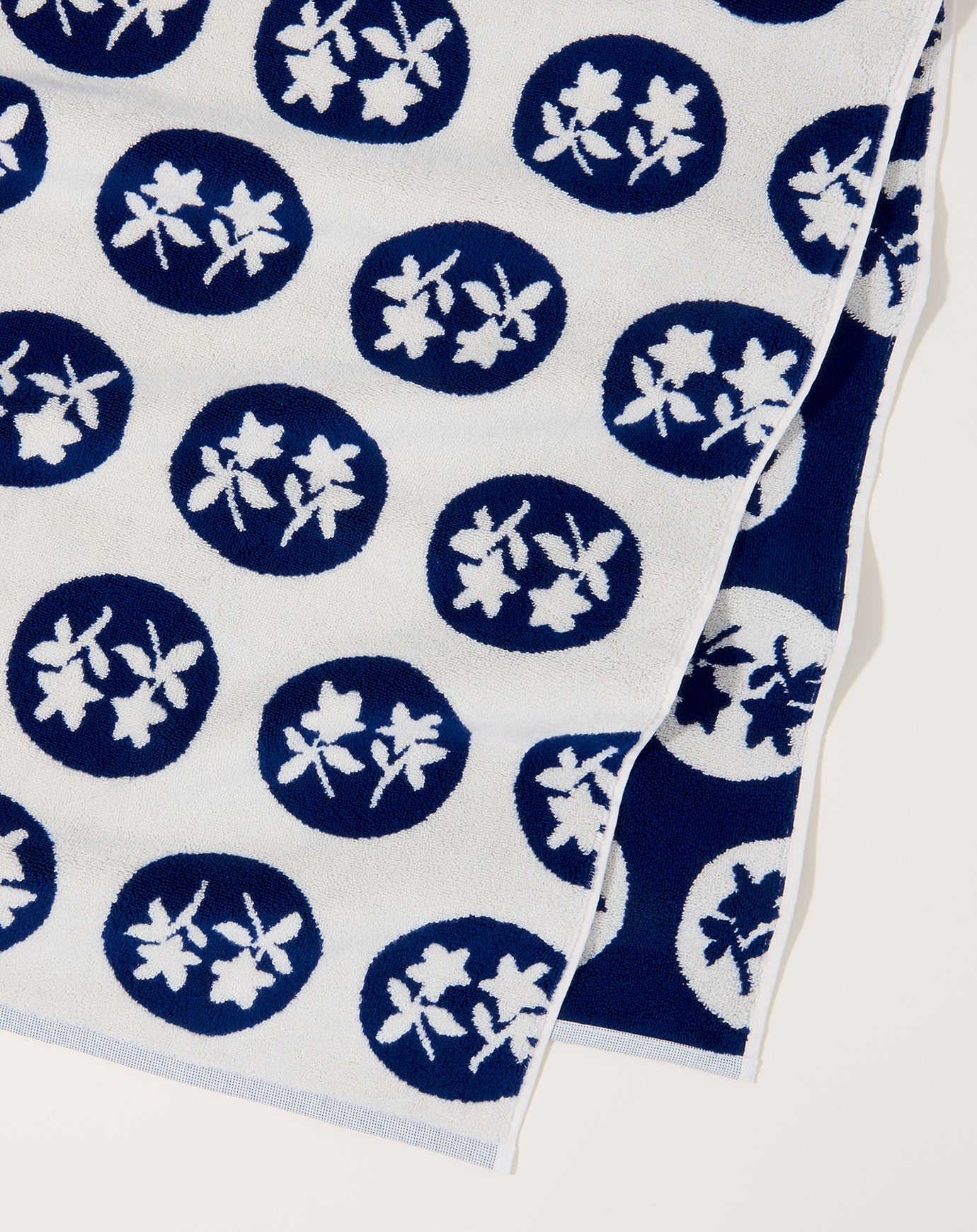 Dusen Dusen Navy Pattern Bouquet Bath Towel