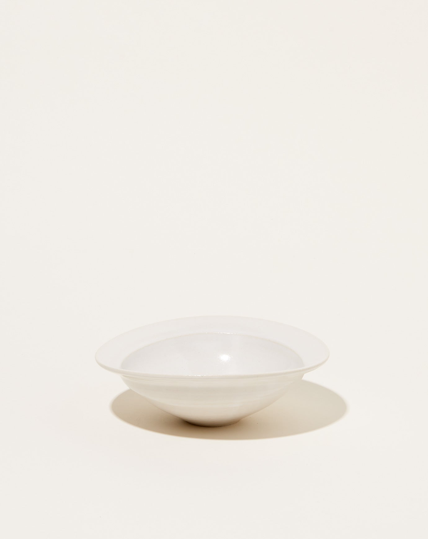 Monohanako Medium Rim Bowl in White