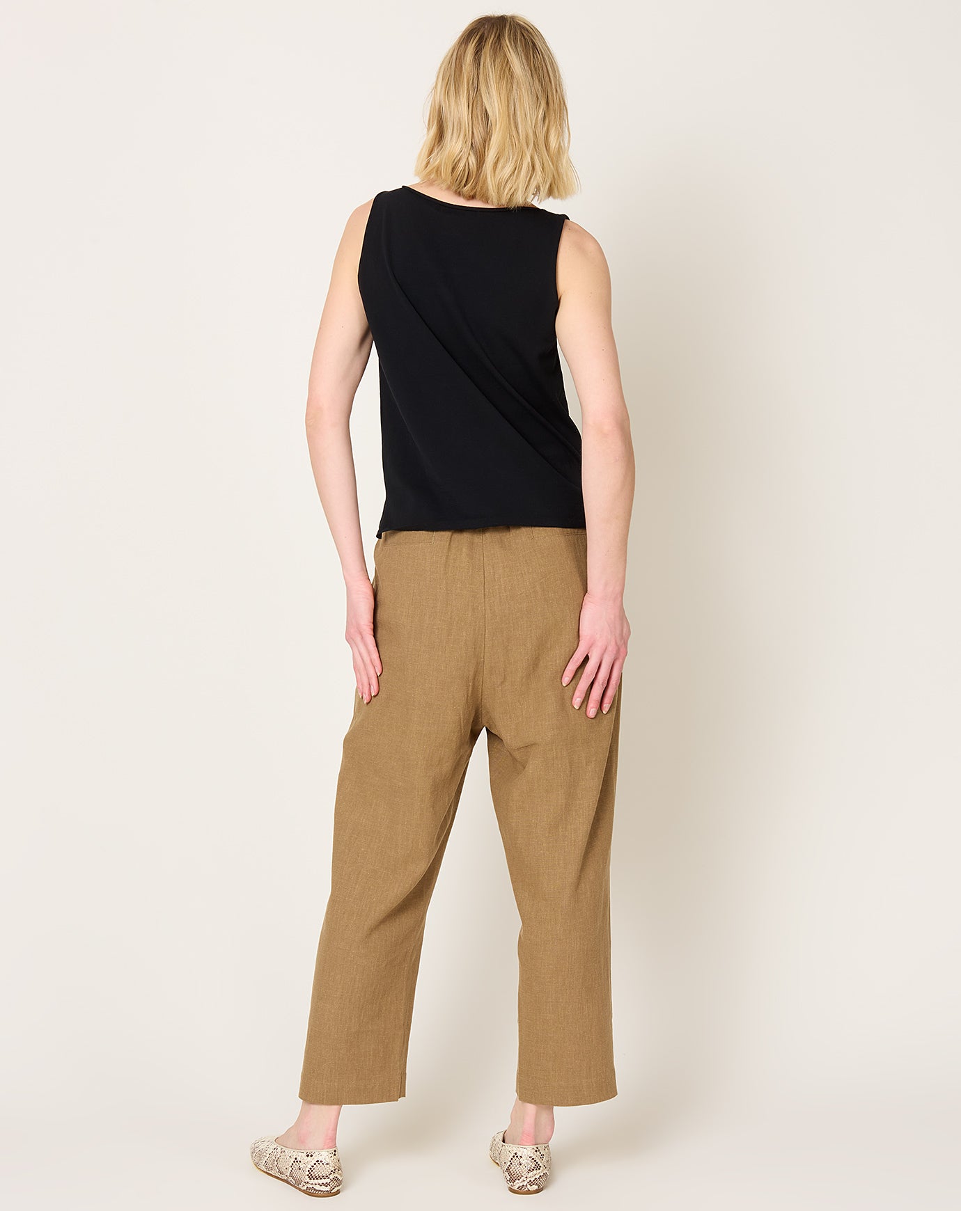 7115 by Szeki Elastic Dropped Crotch Trouser in Caramel