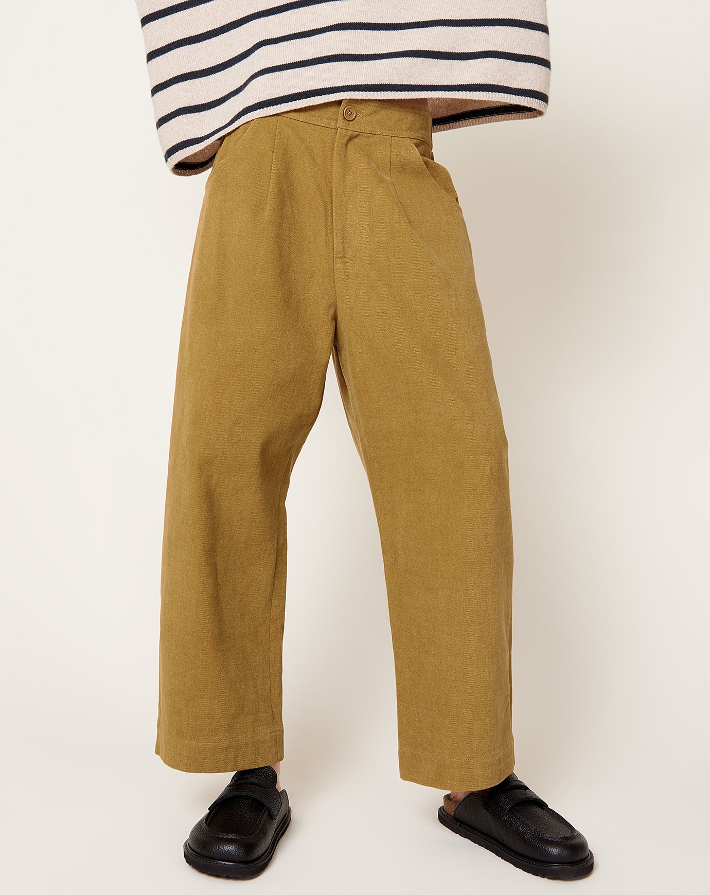 7115 by Szeki Curved Leg Trouser in Kelp Brown