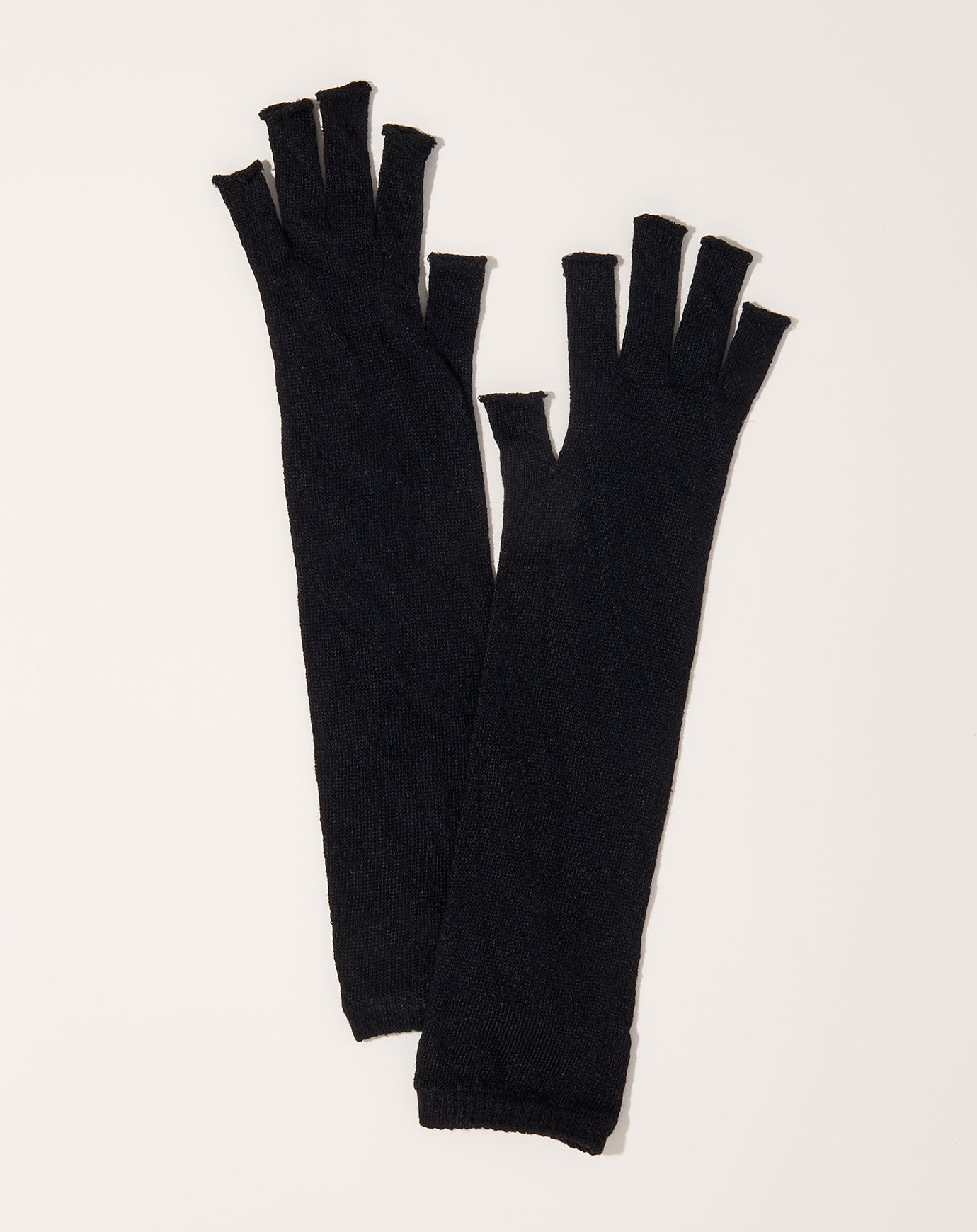 Nishiguchi Kutsushita Memeri Linen Open Finger Arm Covers in Black