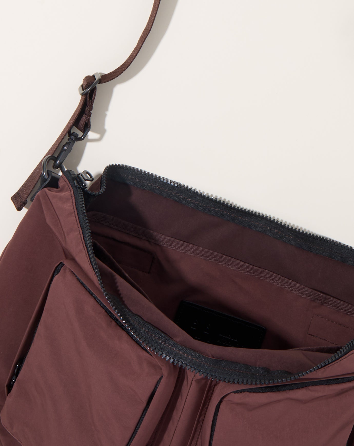 Amiacalva Split Yarn Bodybag in Bordeaux Brown