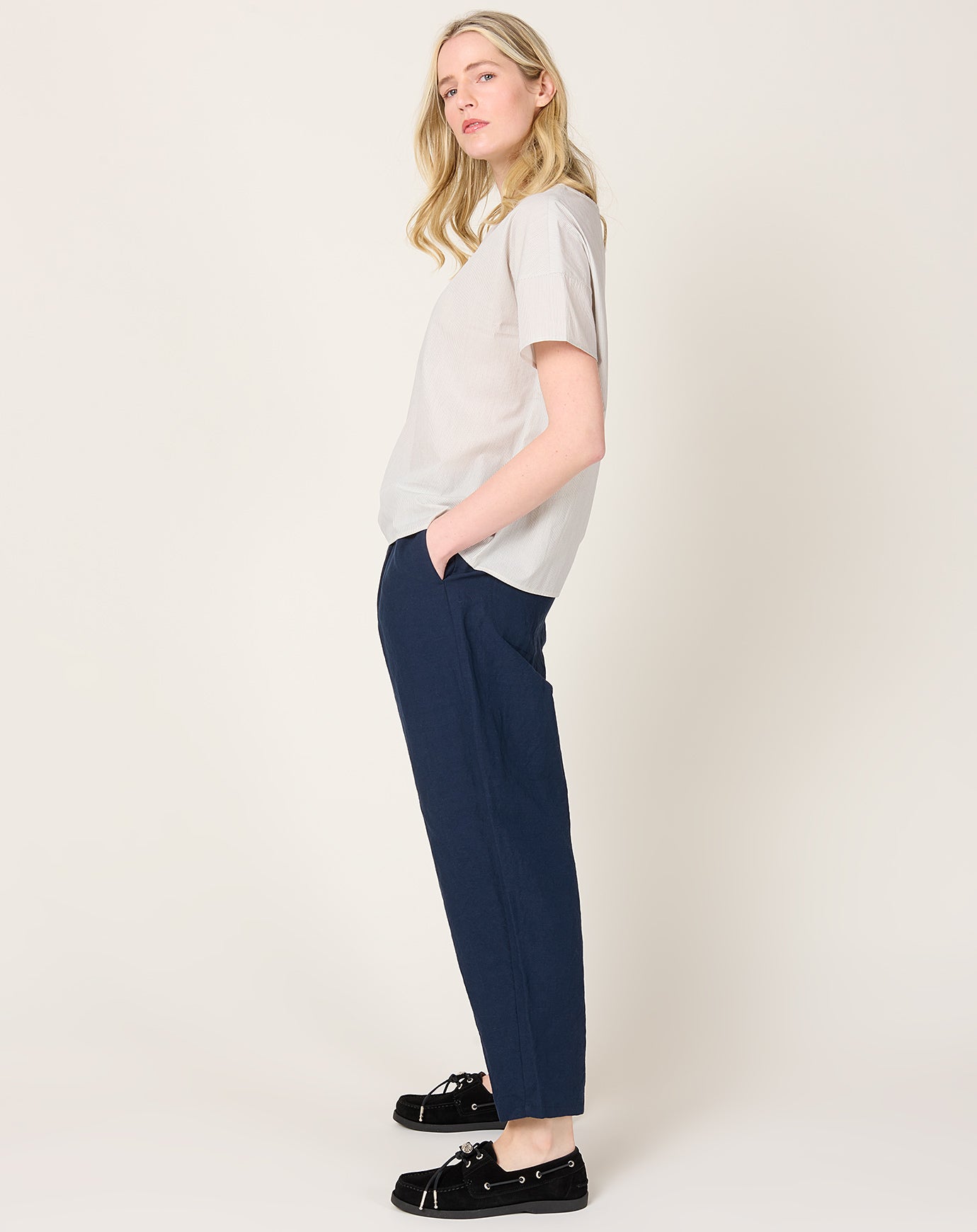 apuntob Soft Linen Tapered Trouser in Abyss