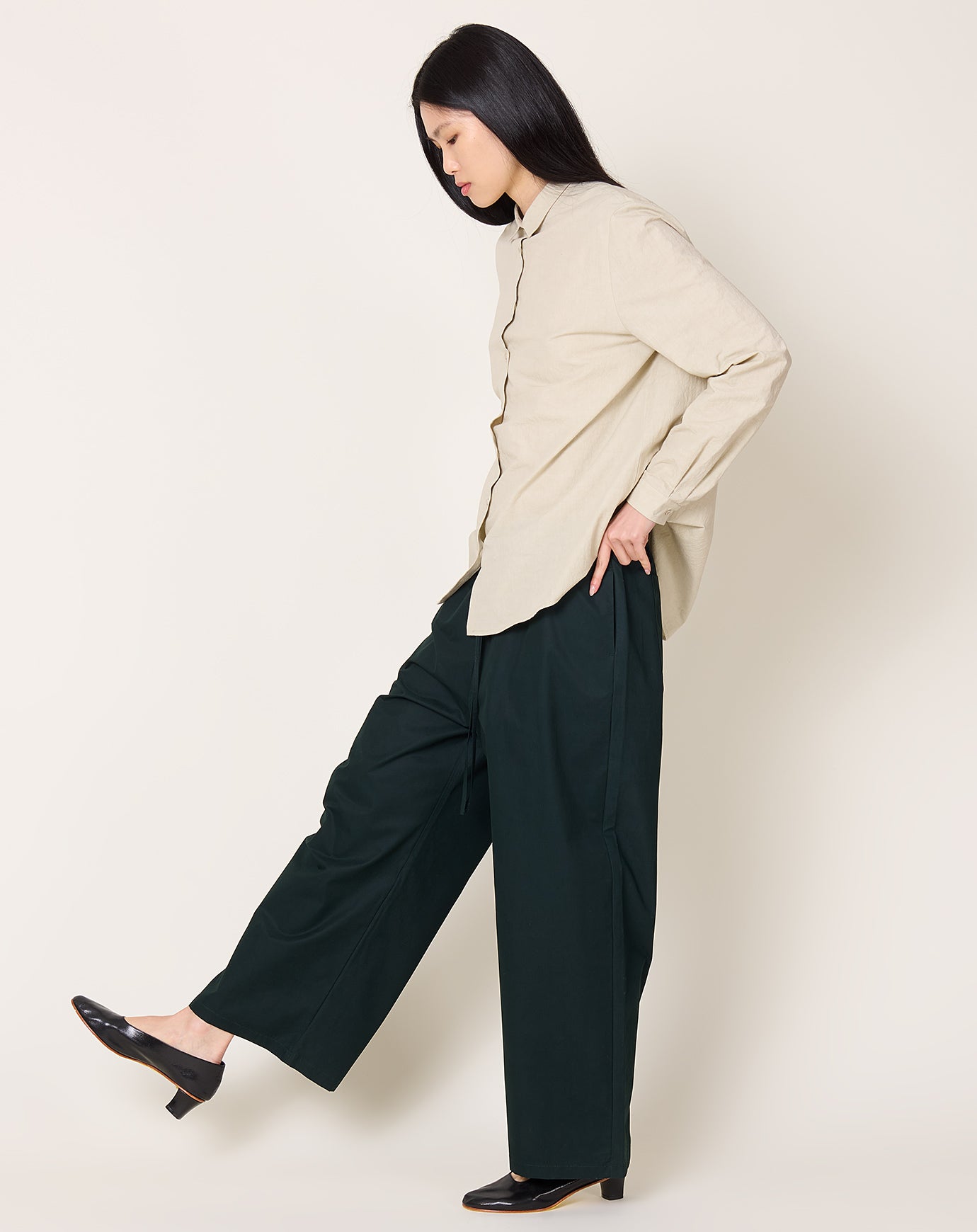 apuntob Sanded Cotton Drawstring Pant in Bottle Green