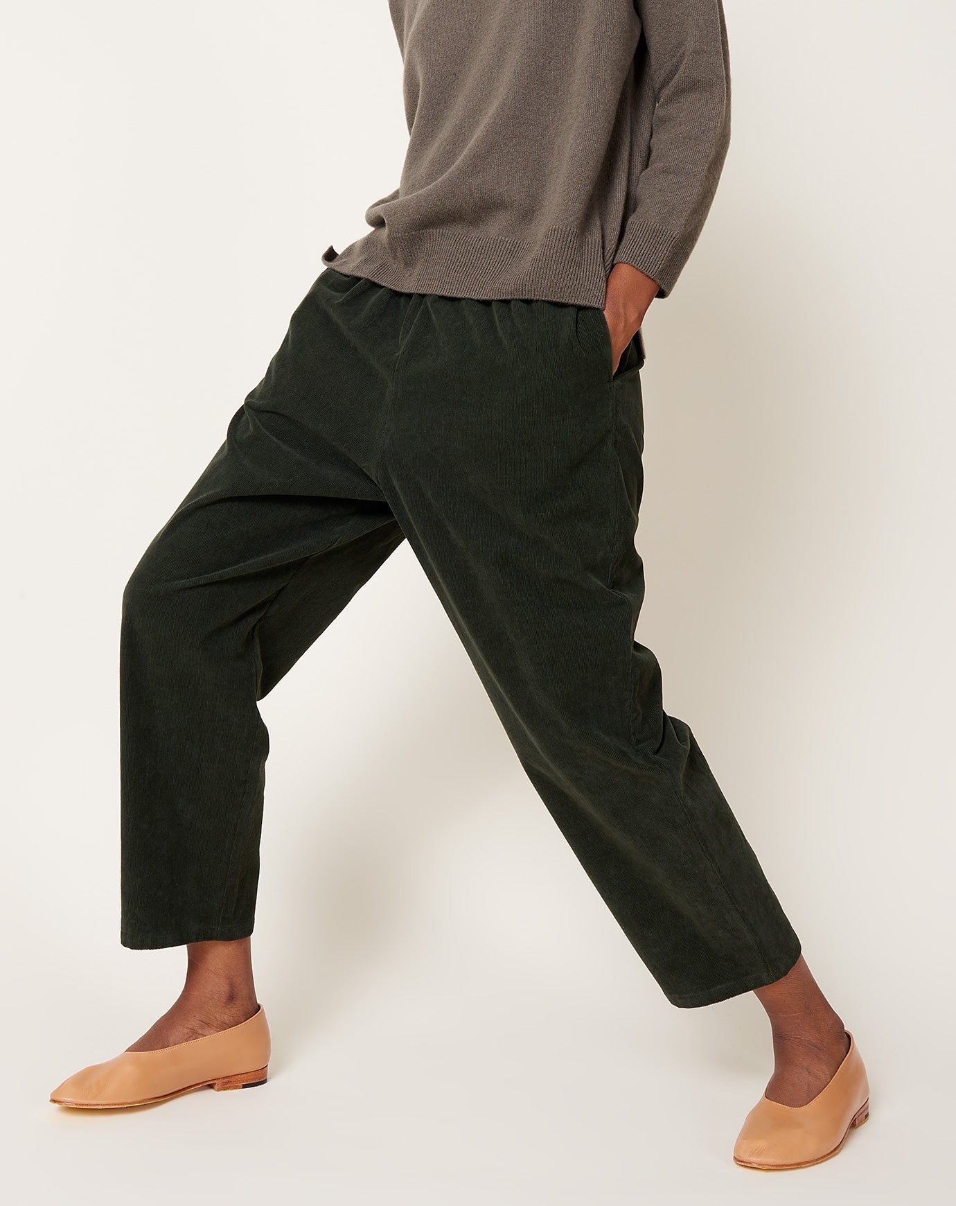 apuntob Corduroy Tapered Trouser in Forest