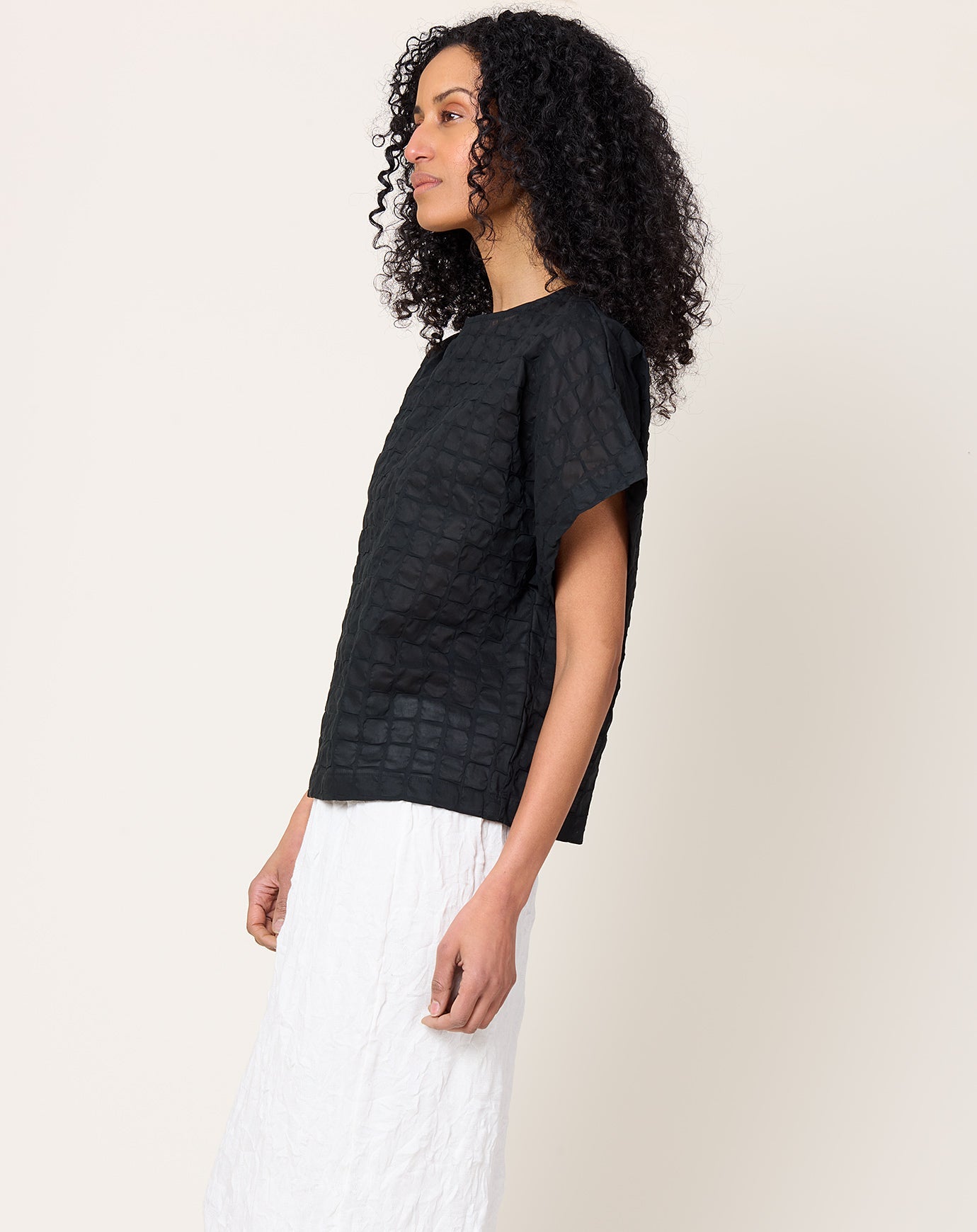 Black Crane Ripple Finish Top in Black