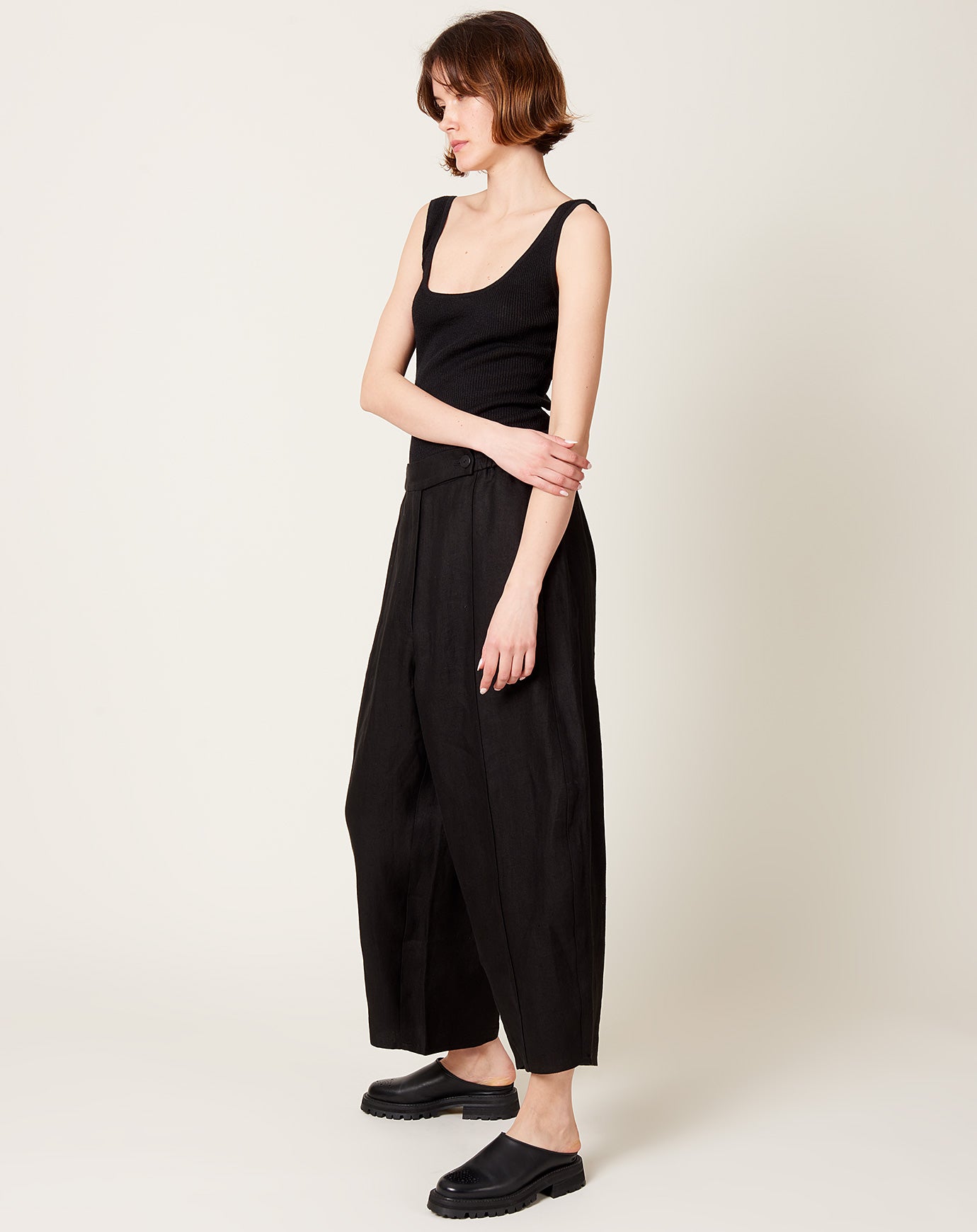 Cordera Linen Curved Pants in Black