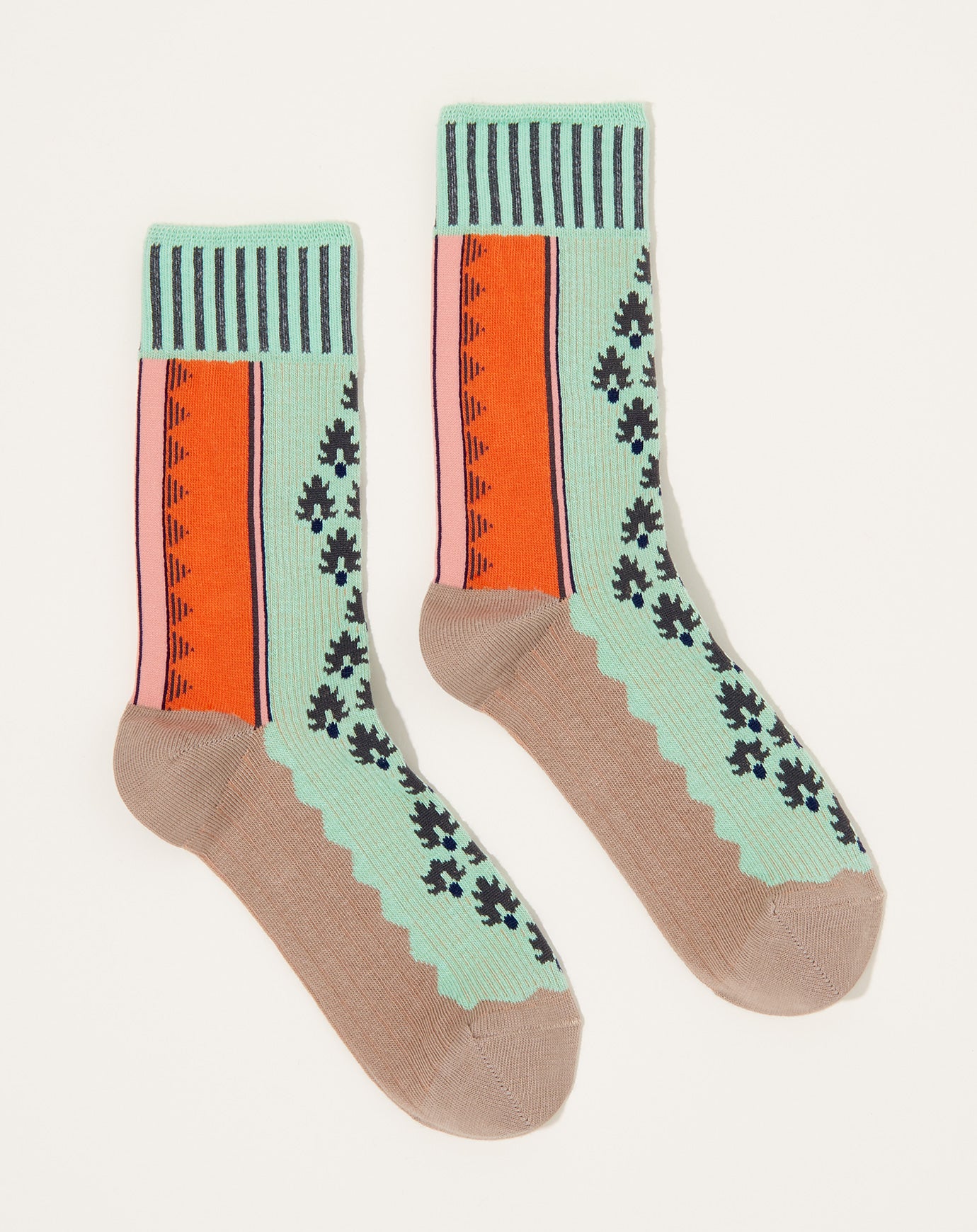 Exquisite J ‘OLD WALL PAPER PINE CONES’ Socks in Mint