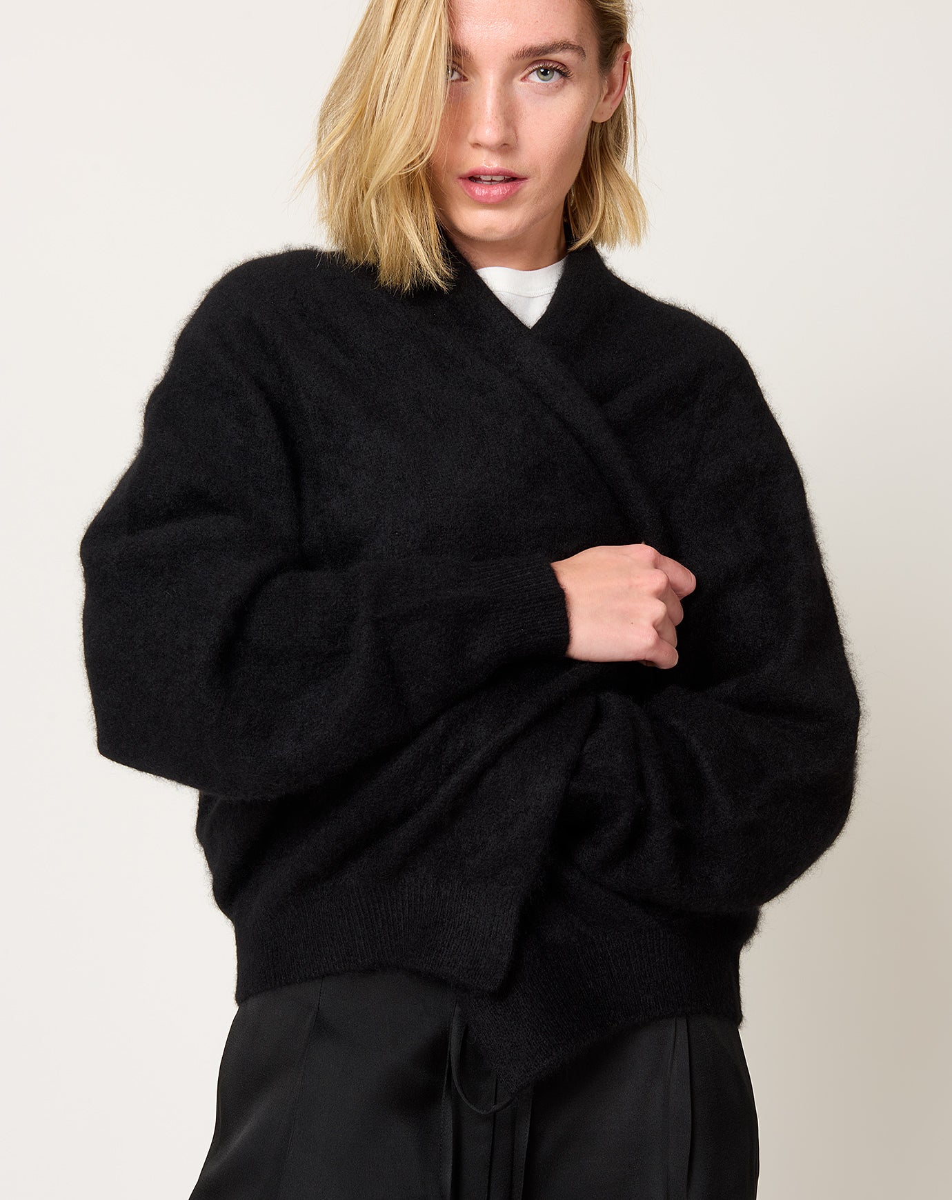 Frenckenberger Cashmere Silk Short Cardigan in Black