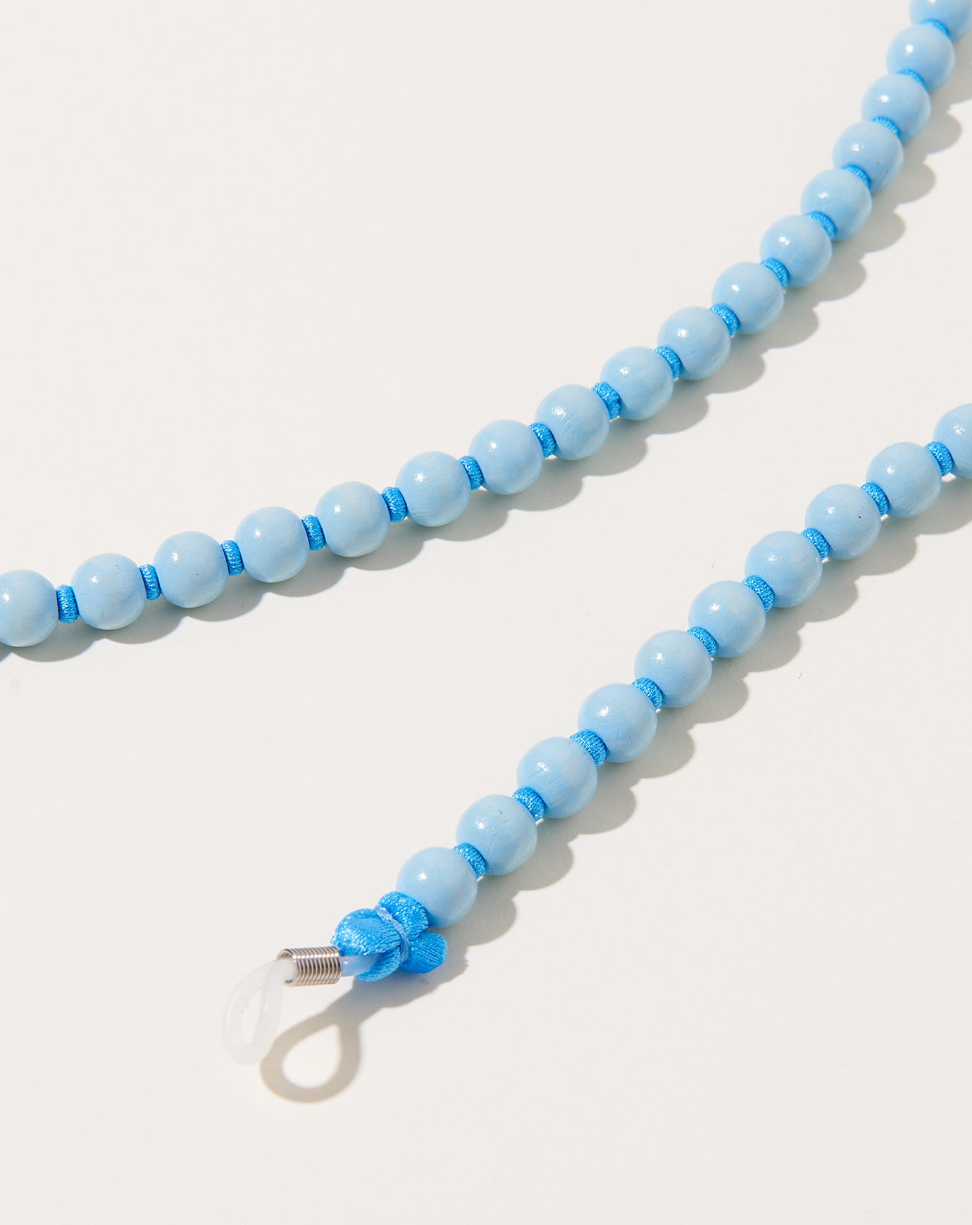 Ina Seifart Brillenkette Eyeglass Chain in Pastel Blue on Sky Blue