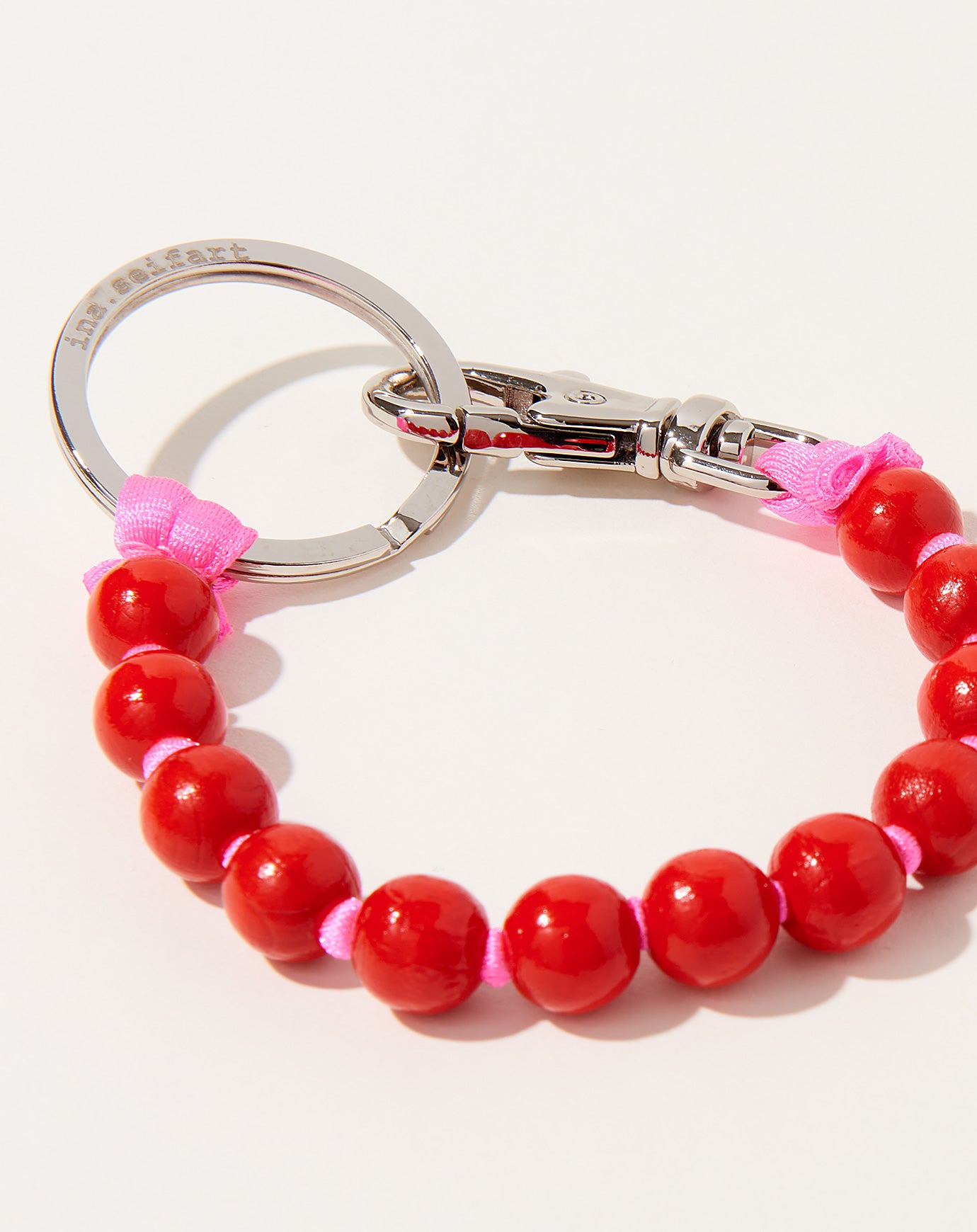 Ina Seifart Perlen Short Keyholder in Red on Pink