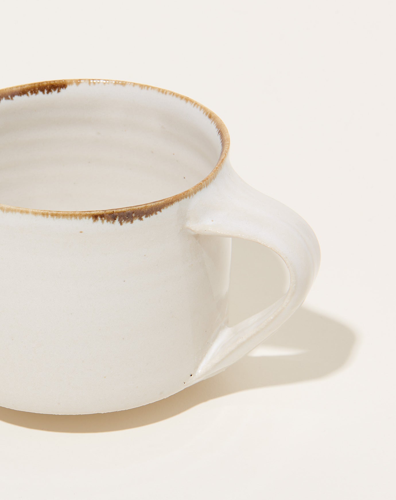 Monohanako Mug in Brown Rim