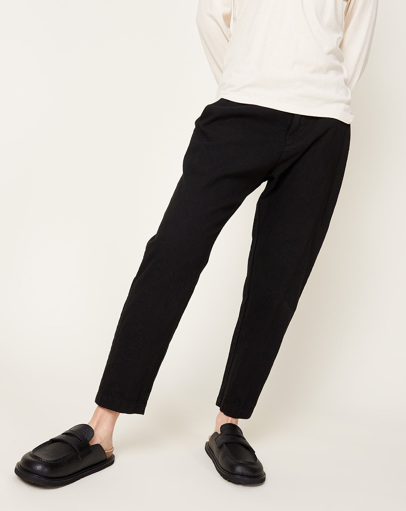 Pas de Calais Reclyed Denim Loose Slim Pants in Black