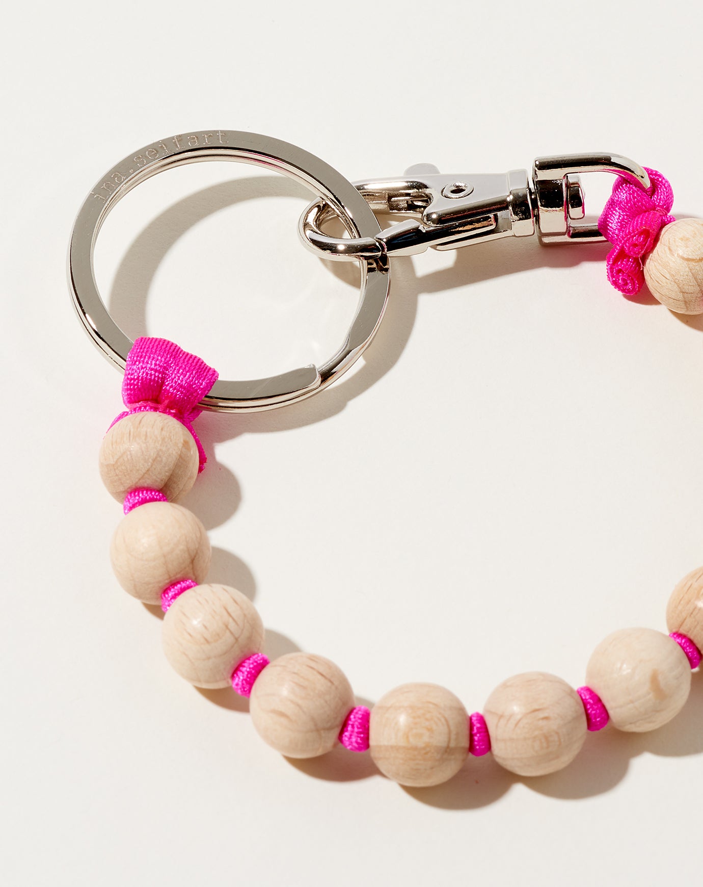 Perlen Short Keyholder in Natural on Pink