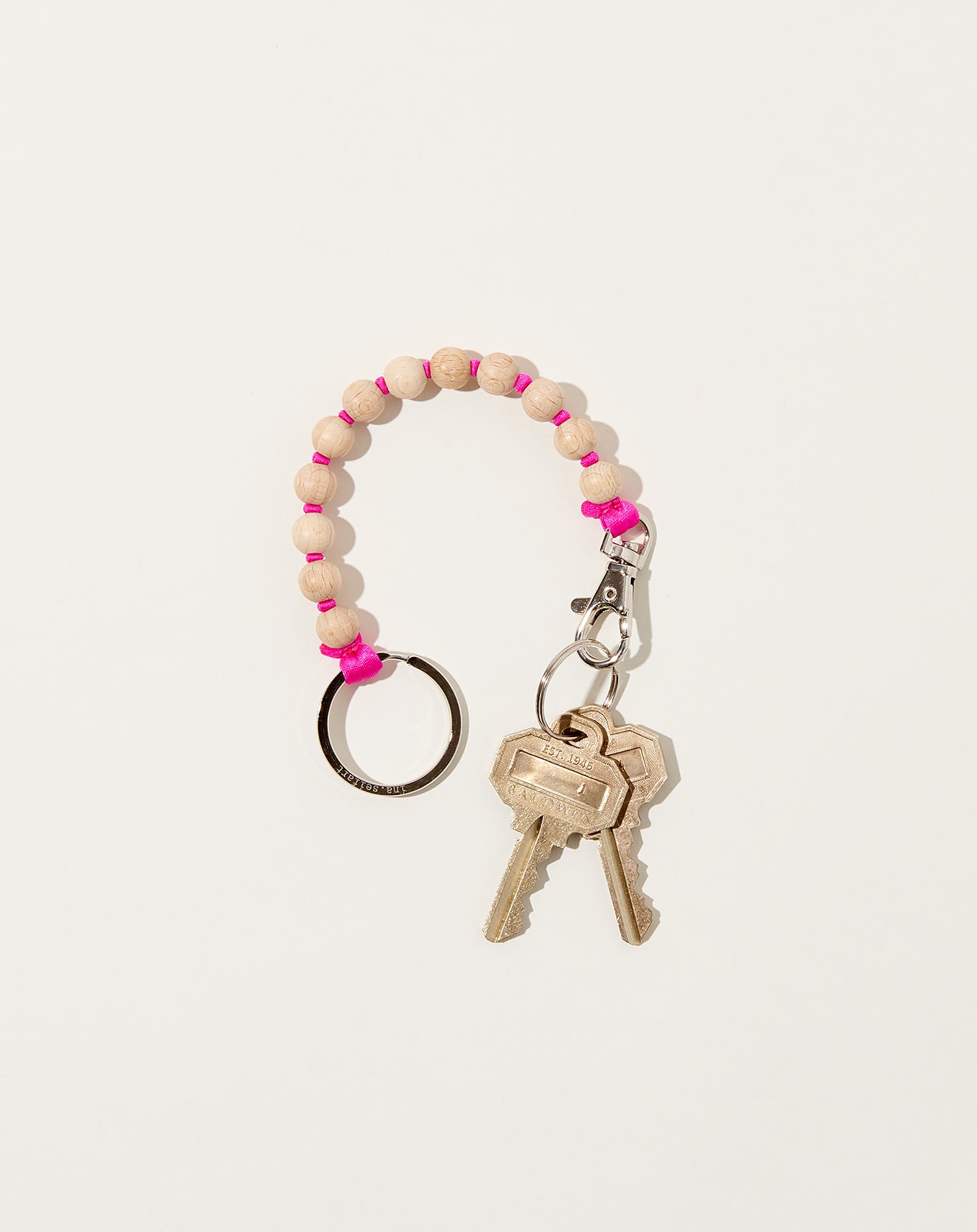 Perlen Short Keyholder in Natural on Pink