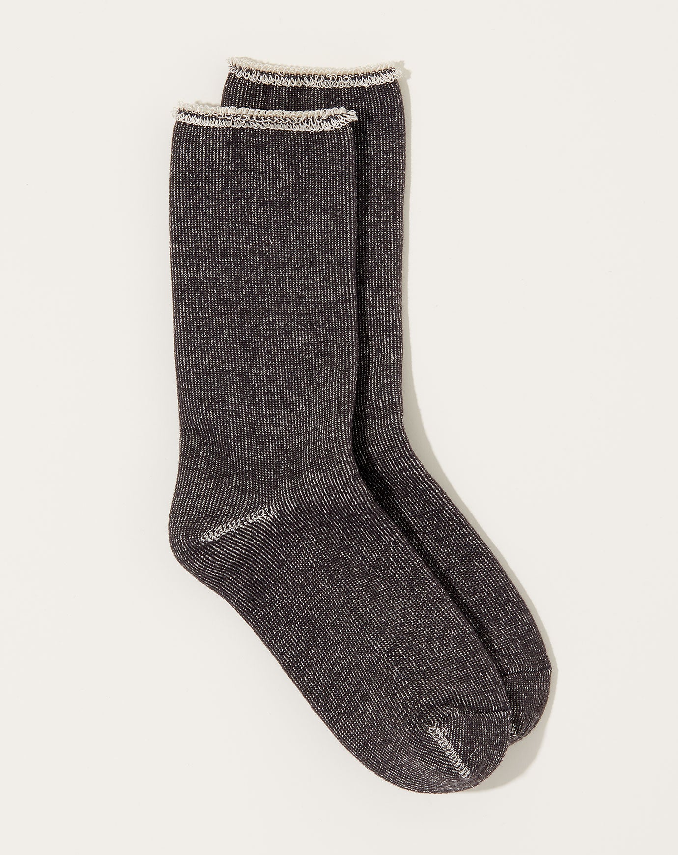 Socks that keep you feeling comfy at home｜はくひとおもいストーリー｜NISHIGUCHI  KUTSUSHITA｜NISHIGUCHI KUTSUSHITA is a Japanese sock company established in  1950.