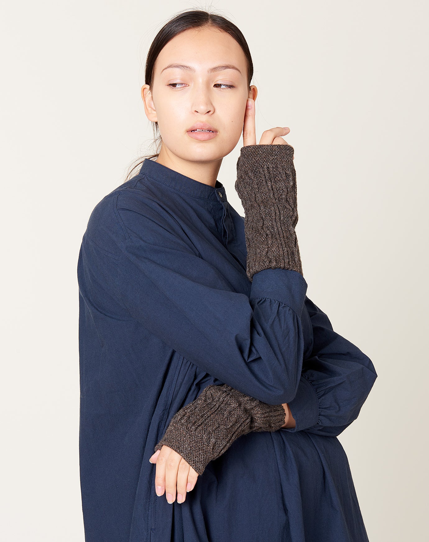 Nishiguchi Kutsushita Wool Hand Warmers in Brown