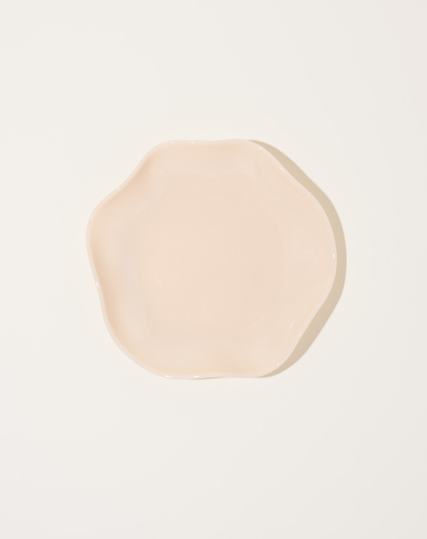 Sophie Lou Jacobsen Large Petal Plate in Almond (Opaque)å